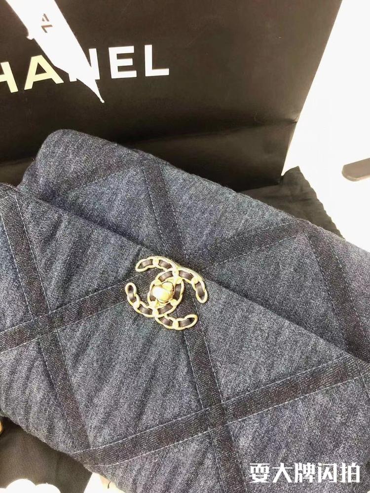 Chanel香奈儿 全新芯片款深色牛仔丹宁19bag中号 全❤️芯片款Chanel 香奈儿 深色牛仔丹宁19bag 中号30cm 万人求的一只💙遇到就是缘分 绝版 公价五万多 附件尘袋 好价💰